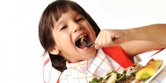 子供は膵炎の食事療法で野菜を食べる