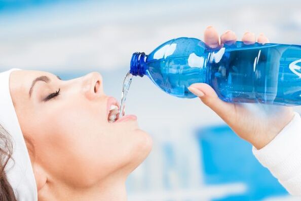 水をたくさん飲むと1週間で5kgの余分な体重を減らすことができます
